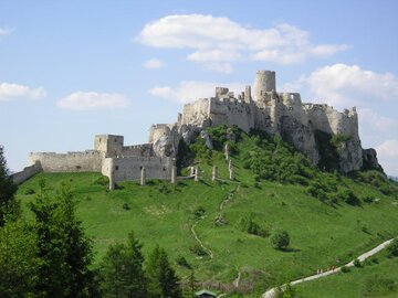 To jeden z największych zamków w Europie, znajduje się na Słowacji. Jest to: