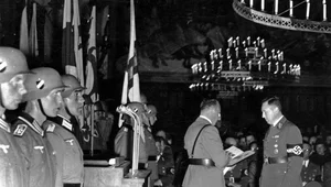 Miniatura: Swastyka nad Wawelem. Zamek cudem...