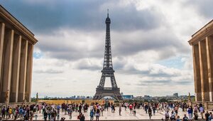Wieża Eiffla. Dla niektórych to największy "koszmarek" Paryża. Dlaczego?