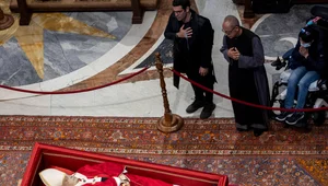 Miniatura: W ilu trumnach pochowany jest papież?...