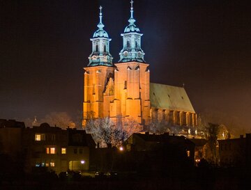 Kto jako pierwszy został koronowany na króla w okresie rozbicia dzielnicowego?