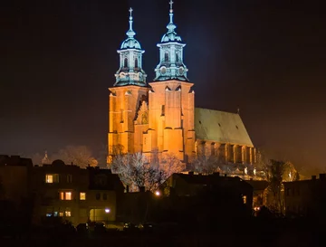 Kto jako pierwszy został koronowany na króla w okresie rozbicia dzielnicowego?