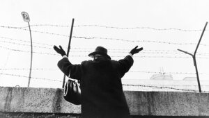 Miniatura: Mur Berliński. Obalenie muru – symbol...