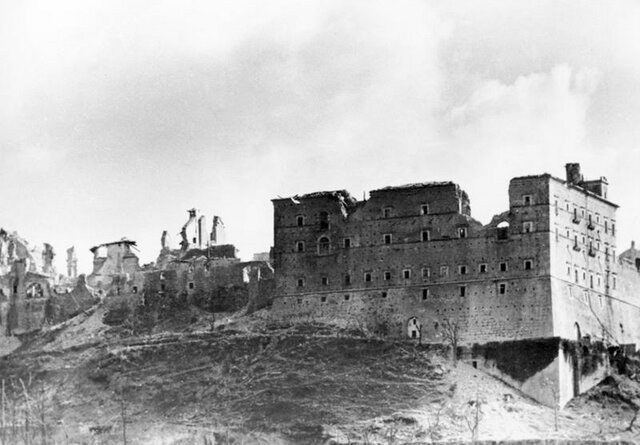 Jak nazywał się polski generał dowodzący 2. Korpusem Polskim pod Monte Cassino?