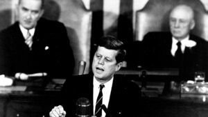 Miniatura: Kennedy i Chruszczow wymieniają......