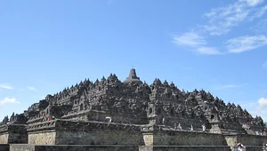 Miniatura: Borobudur. Świątynia w środku dżungli