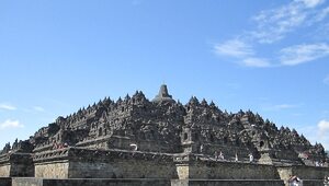 Miniatura: Borobudur. Świątynia w środku dżungli