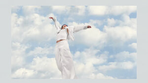 Miniatura: "Tancerz w chmurach". Pantone wybrał kolor...