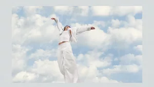 Miniatura: "Tancerz w chmurach". Pantone wybrał kolor...