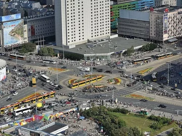 Blisko jakiego warszawskiego dworca znajduje się Rondo Dmowskiego?