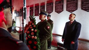 Miniatura: "Oddajemy hołd bohaterom". Uroczystości z...