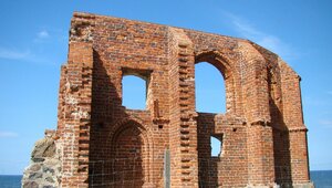 Miniatura: Ruiny nad klifem. Morze pochłonęło całą...