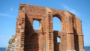 Miniatura: Ruiny nad klifem. Morze pochłonęło całą...