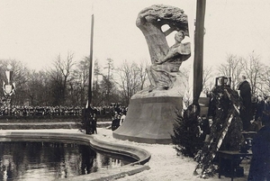 Pomnik Fryderyka Chopina w Łazienkach. Niemcy wysadzili go i poćwiartowali