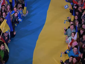 Miniatura: Sami zakładamy sobie sznur na szyję