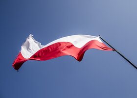 Miniatura: Jaki kolor ma polska flaga, ile lat ma...