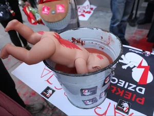 Miniatura: Praktyki aborcyjne w Polsce muszą się...